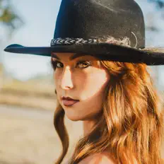 Dengarkan Josie, tonton video musik, baca bio, lihat tanggal tur & lainnya!