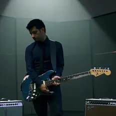 聆聽 OZZN、觀看音樂影片、閱讀小傳、查看巡演日期等！