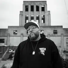 Bobby California सुनें, म्यूज़िक वीडियो देखें, बायो पढ़ें, दौरे की तारीखें और बहुत कुछ देखें!