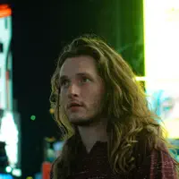 聆聽 undefined、觀看音樂影片、閱讀小傳、查看巡演日期等！