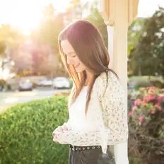 聆聽 Grace Avery、觀看音樂影片、閱讀小傳、查看巡演日期等！