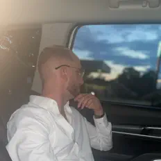 White Savageを聴いたり、ミュージックビデオを鑑賞したり、経歴やツアー日程などを確認したりしましょう！