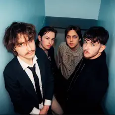 Hör dir YouVee an, schau dir Musikvideos an, lies die Biografie, finde Tourdaten und mehr!