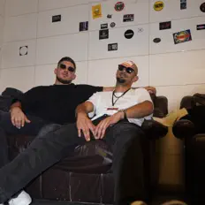 Hör dir Chronik Sinnombre an, schau dir Musikvideos an, lies die Biografie, finde Tourdaten und mehr!