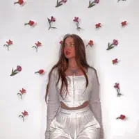 undefined dinle, müzik videolarını izle, biyografisini oku, tur tarihlerini ve daha fazlasını gör!