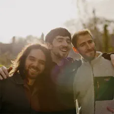 Ouve Ye Vagabonds, vê vídeos de música, lê a biografia, vê as datas da digressão e muito mais!