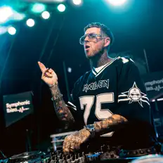 Poslechněte si interpreta Rue Jay, sledujte hudební videa, přečtěte si životopis, podívejte se na data turné a další informace.