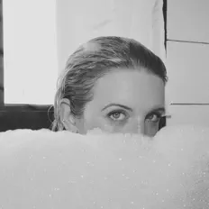 Ascolta Casey Dienel, guarda video musicali, leggi la biografia, vedi le date del tour & altro!