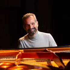 Escucha a Edgar Dorantes, mira videos musicales, lee su biografía, consulta las fechas de las gira y más.