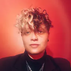 TZを聴いたり、ミュージックビデオを鑑賞したり、経歴やツアー日程などを確認したりしましょう！