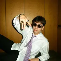 聆聽 undefined、觀看音樂影片、閱讀小傳、查看巡演日期等！