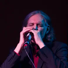 Howard Levyを聴いたり、ミュージックビデオを鑑賞したり、経歴やツアー日程などを確認したりしましょう！