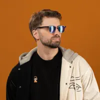Poslechněte si interpreta undefined, sledujte hudební videa, přečtěte si životopis, podívejte se na data turné a další informace.