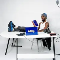 Posłuchaj wykonawcy undefined, obejrzyj teledyski, przeczytaj biografię, zobacz daty tras koncertowych i nie tylko!