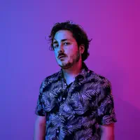 Ouve undefined, vê vídeos de música, lê a biografia, vê as datas da digressão e muito mais!