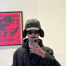 Hör dir BLEUAZUR an, schau dir Musikvideos an, lies die Biografie, finde Tourdaten und mehr!