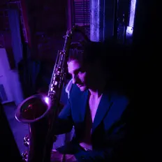 Hör dir Augie Bello an, schau dir Musikvideos an, lies die Biografie, finde Tourdaten und mehr!