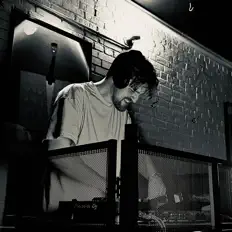 Eluneを聴いたり、ミュージックビデオを鑑賞したり、経歴やツアー日程などを確認したりしましょう！