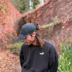 Escucha a Ivre l'Ours, mira vídeos musicales, lee la biografía, consulta fechas de giras y mucho más.