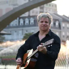 Bobby Marinoを聴いたり、ミュージックビデオを鑑賞したり、経歴やツアー日程などを確認したりしましょう！