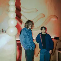 Hör dir Policías y Ladrones an, schau dir Musikvideos an, lies die Biografie, finde Tourdaten und mehr!