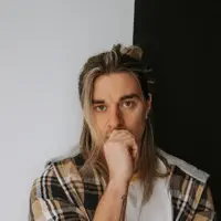 Poslechněte si interpreta undefined, sledujte hudební videa, přečtěte si životopis, podívejte se na data turné a další informace.