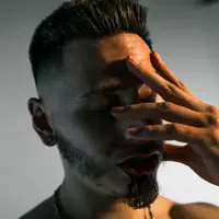 Poslechněte si interpreta undefined, sledujte hudební videa, přečtěte si životopis, podívejte se na data turné a další informace.
