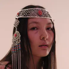 聆聽 Céline Dessberg、觀看音樂影片、閱讀小傳、查看巡演日期等！