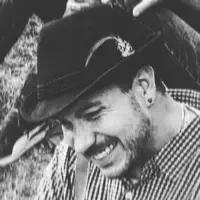 undefined dinle, müzik videolarını izle, biyografisini oku, tur tarihlerini ve daha fazlasını gör!