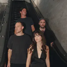 聆聽 Poster Girl、觀看音樂影片、閱讀小傳、查看巡演日期等！