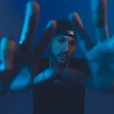 Poslechněte si interpreta Foster, sledujte hudební videa, přečtěte si životopis, podívejte se na data turné a další informace.