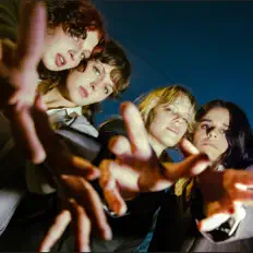 Dengarkan The Pinky Rings, tonton video musik, baca bio, lihat tanggal tur & lainnya!