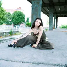 Luna Antoniaを聴いたり、ミュージックビデオを鑑賞したり、経歴やツアー日程などを確認したりしましょう！