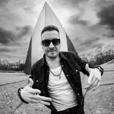 Ascolta Deniz, guarda video musicali, leggi la biografia, vedi le date del tour & altro!
