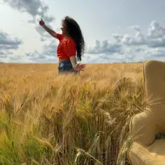 Posłuchaj wykonawcy Zadé, obejrzyj teledyski, przeczytaj biografię, zobacz daty tras koncertowych i nie tylko!