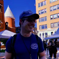 Youngwoodを聴いたり、ミュージックビデオを鑑賞したり、経歴やツアー日程などを確認したりしましょう！