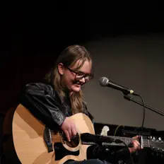 Poslechněte si interpreta Kiki Beniston, sledujte hudební videa, přečtěte si životopis, podívejte se na data turné a další informace.