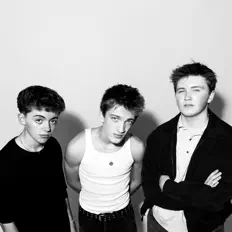 Riff Woodを聴いたり、ミュージックビデオを鑑賞したり、経歴やツアー日程などを確認したりしましょう!