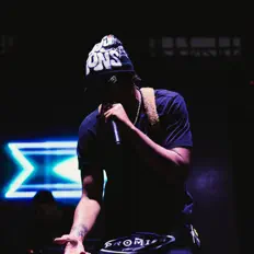 Young Kelly सुनें, म्यूज़िक वीडियो देखें, बायो पढ़ें, दौरे की तारीखें और बहुत कुछ देखें!