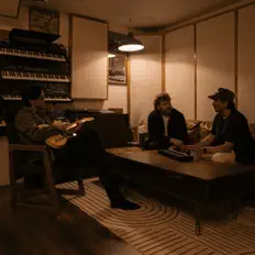 收听 Upper Lakes、观看音乐视频、阅读小传、查看巡演日期等 ！