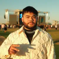 Luister naar undefined, bekijk muziekvideo's, lees de bio, bekijk de tourdata, en meer!