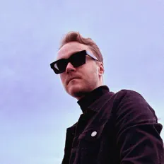 收听 Good Secrets、观看音乐视频、阅读小传、查看巡演日期等 ！