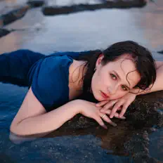 BERNSHTEINを聴いたり、ミュージックビデオを鑑賞したり、経歴やツアー日程などを確認したりしましょう！