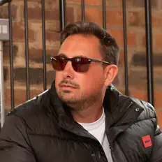 DJ Simon Sezを聴いたり、ミュージックビデオを鑑賞したり、経歴やツアー日程などを確認したりしましょう！