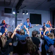 聆聽 Sale Pending、觀看音樂影片、閱讀小傳、查看巡演日期等！