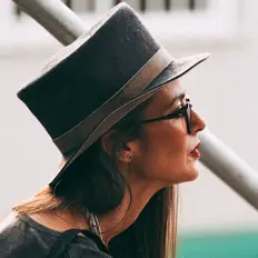 Luister naar Vega, bekijk muziekvideo's, lees de bio, bekijk de tourdata, en meer!