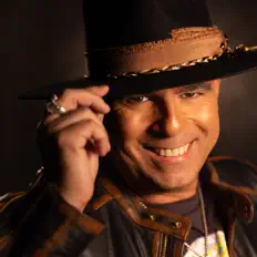 Stokoff सुनें, म्यूज़िक वीडियो देखें, बायो पढ़ें, दौरे की तारीखें और बहुत कुछ देखें!