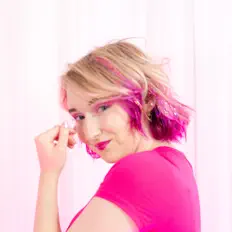 Poslechněte si interpreta Ainsley Costello, sledujte hudební videa, přečtěte si životopis, podívejte se na data turné a další informace.