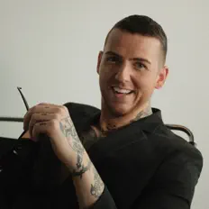 Hör dir Mathew V an, schau dir Musikvideos an, lies die Biografie, finde Tourdaten und mehr!