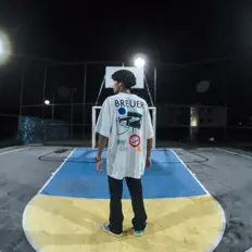 iTzHBを聴いたり、ミュージックビデオを鑑賞したり、経歴やツアー日程などを確認したりしましょう！